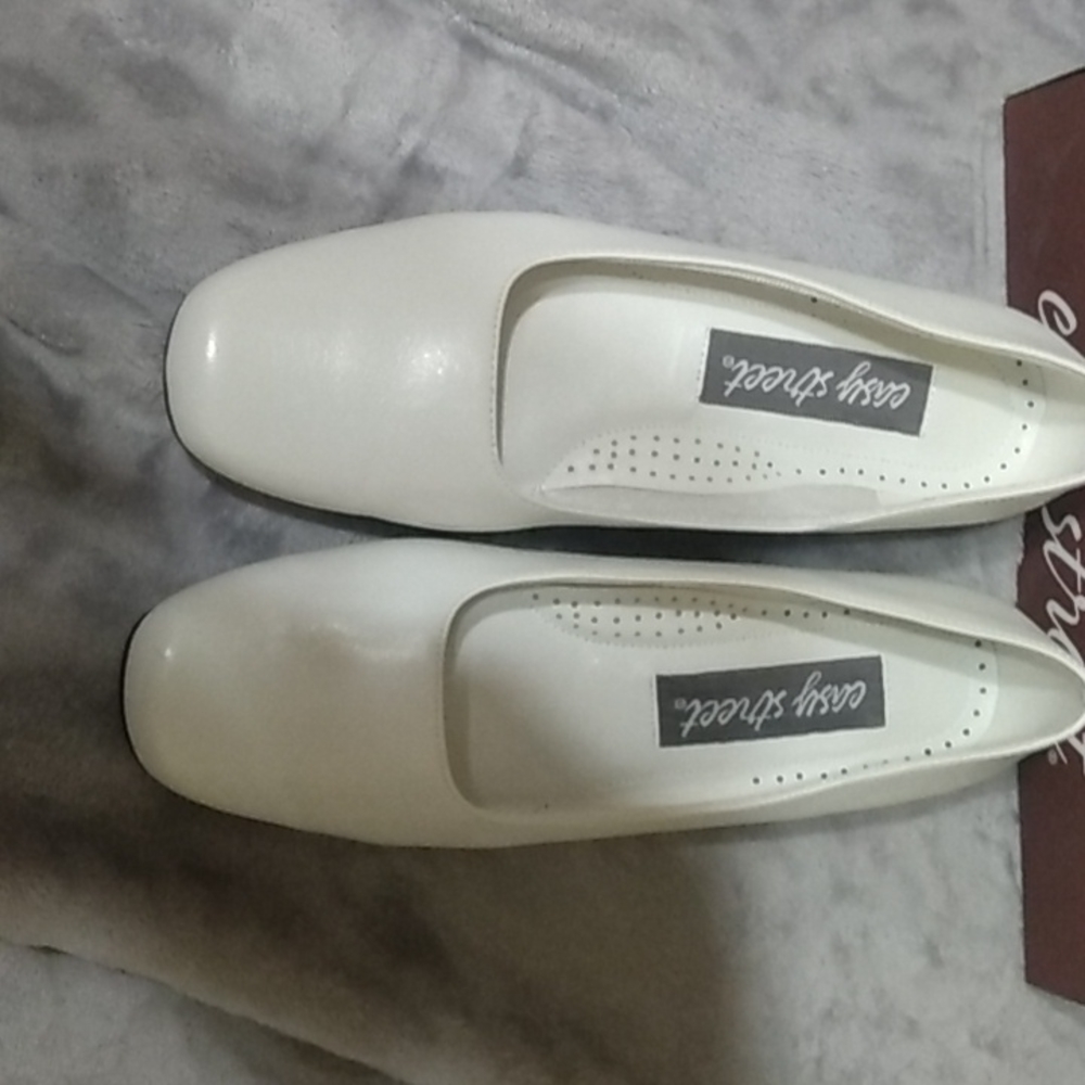 Size 8 1/2 Wide Easy Street dress shoes